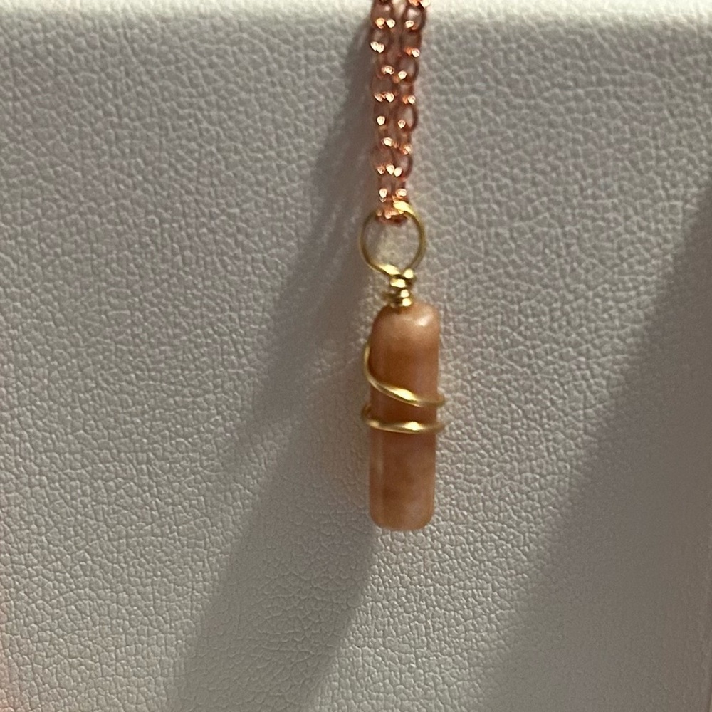 Elegant Gold and Tan Pendant Necklace